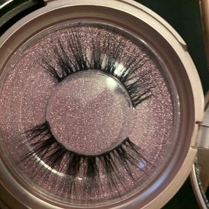 Magnetic lashes with magnetic eyeliner. NIB